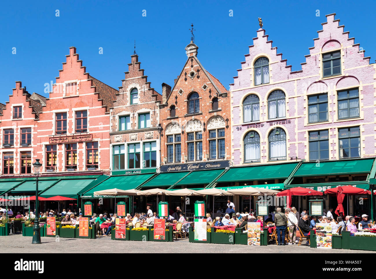 Caffè in Piazza del Mercato nel centro di Bruges, Fiandre Occidentali, Belgio, Europa Foto Stock