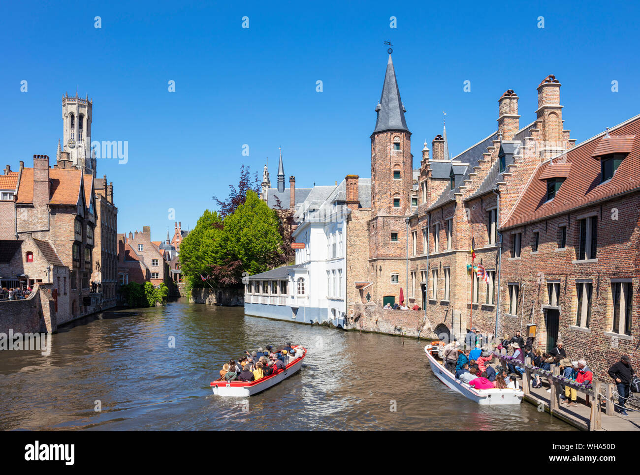 Rozenhoedkai Quay, Bruges Belfry e imbarcazioni turistiche su Den Dijver canale di Bruges, sito Patrimonio Mondiale dell'UNESCO, Bruges, Fiandre Occidentali, Belgio, Europa Foto Stock