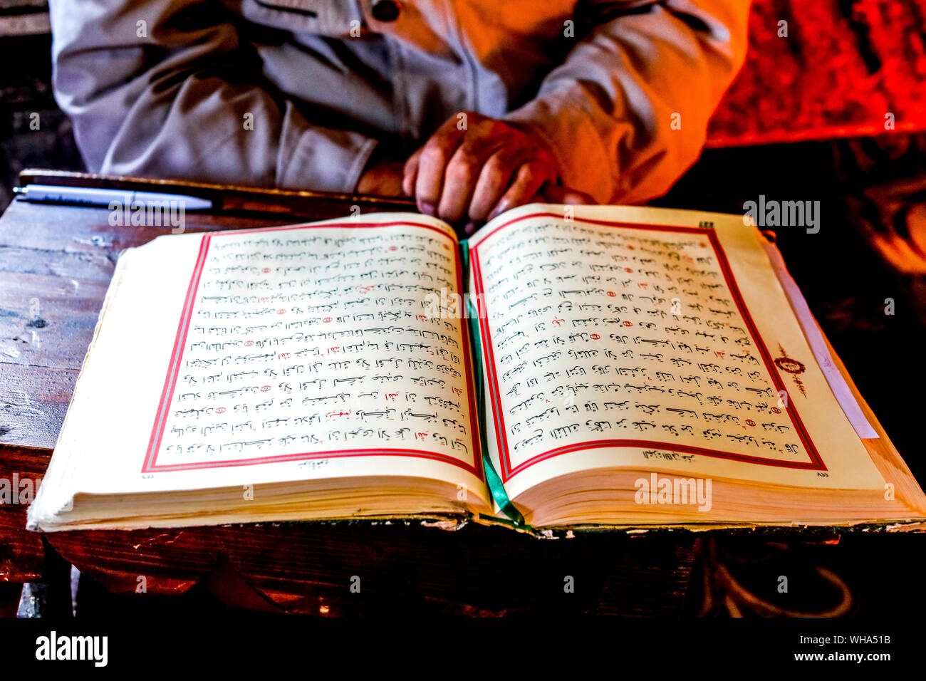 Musulmani macedone la lettura del Corano, Pasha moschea, la moschea dipinta di Tetovo, Repubblica di Macedonia, Europa Foto Stock