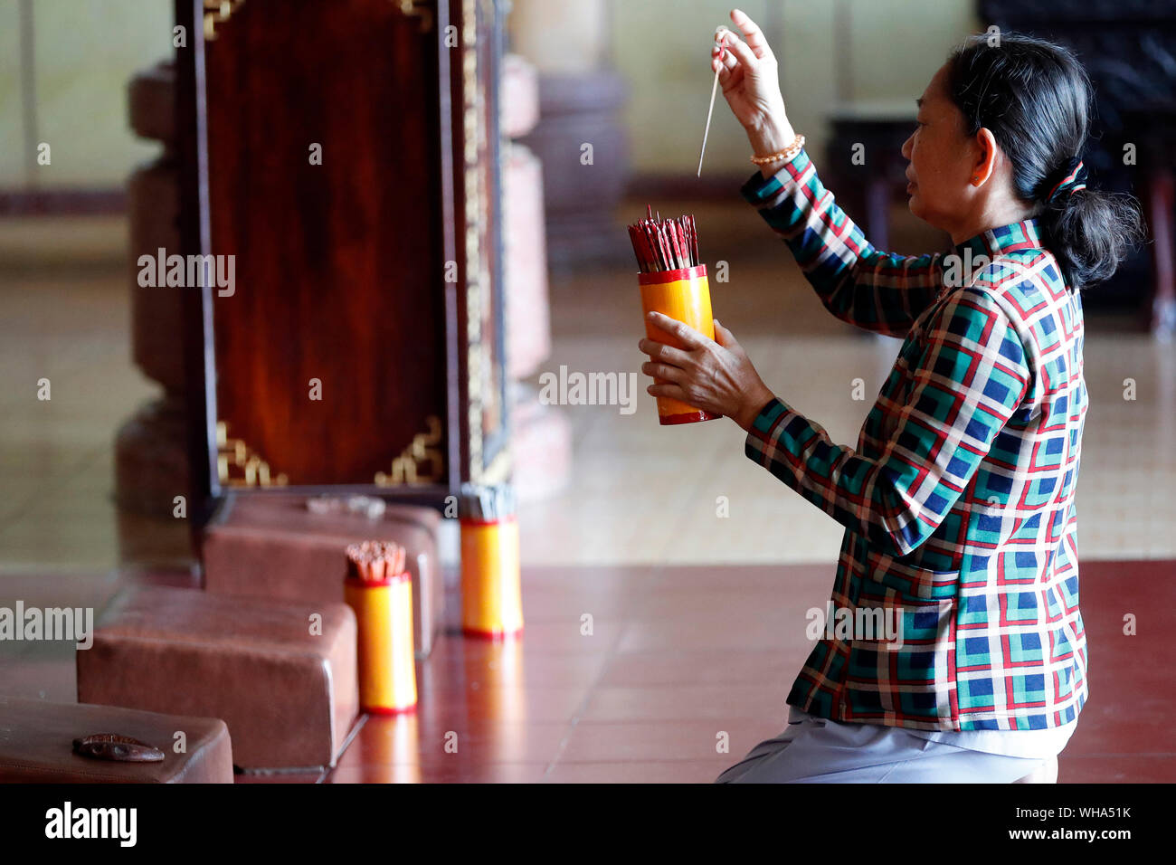 Donna al tempio buddista, divinazione, Pho Da tempio, Vung Tau, Vietnam, Indocina, Asia sud-orientale, Asia Foto Stock