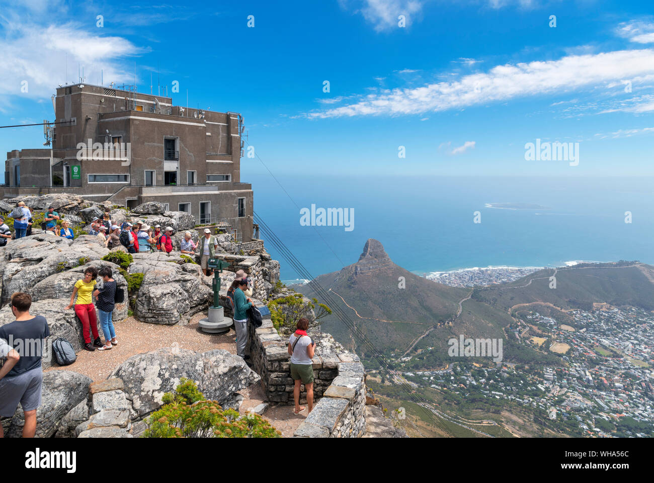 Vista dal Table Mountain con la funivia in primo piano e testa di leone, Signal Hill e Robben Island dietro, Cape Town, Sud Africa Foto Stock