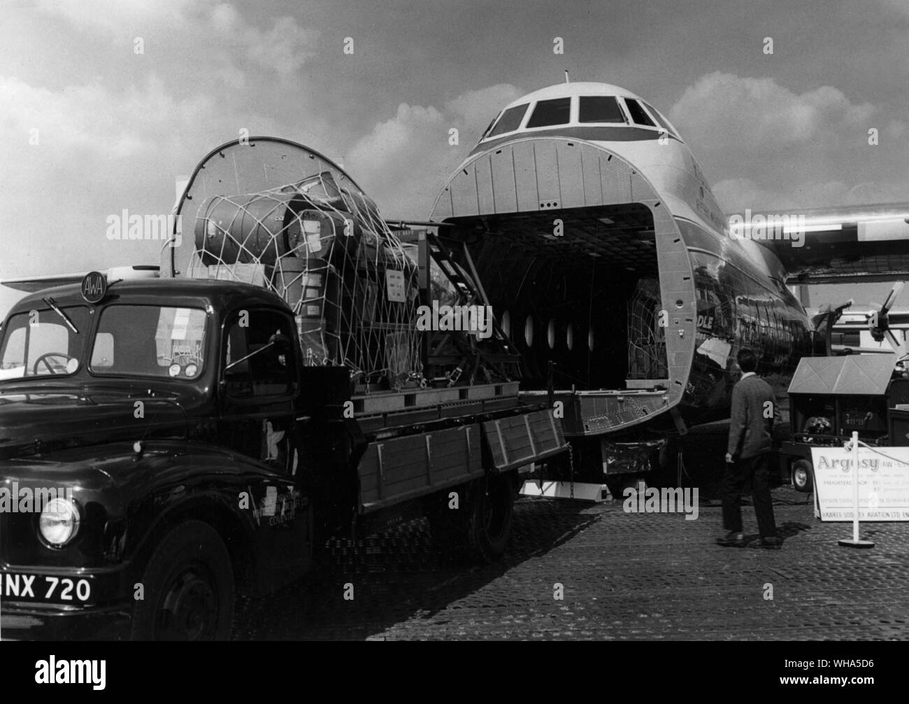 Il nolo aereo carico di un'Argosy Freightercoach Foto Stock