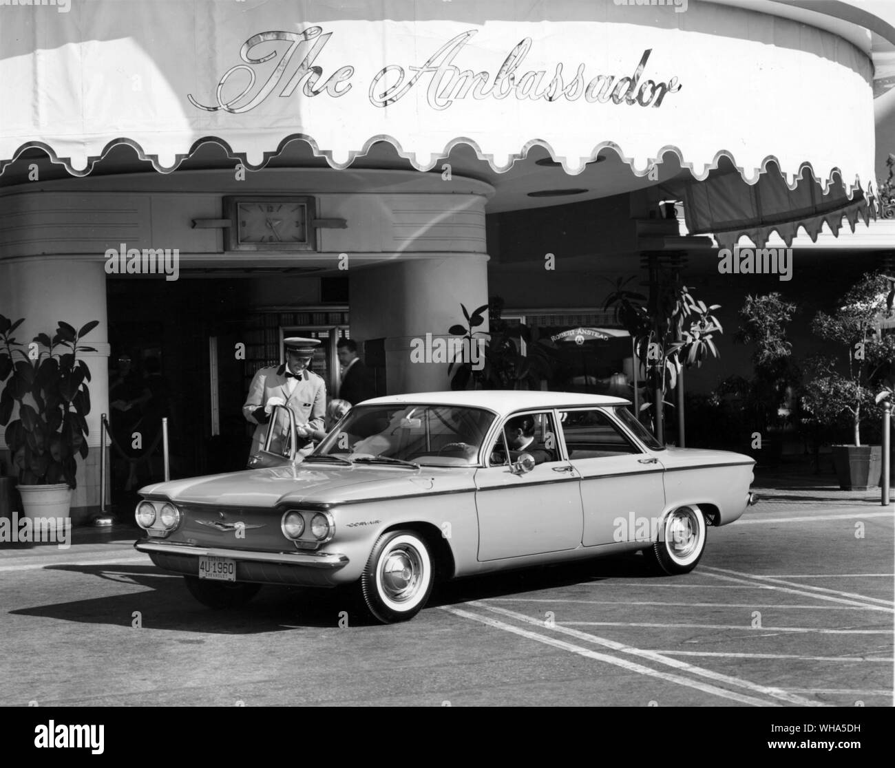 La Chevrolet Motor Co Detroit. 1960 Corvair 4 berlina porta fuori il Ambassador Hotel Foto Stock