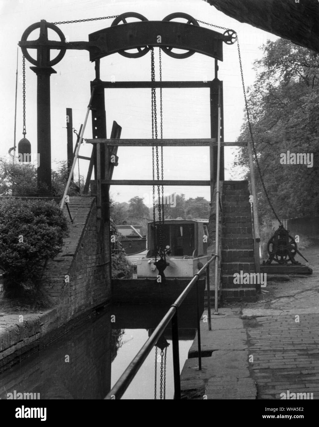 Una rara ghigliottina loch dove il canale di Stratford si unisce al Worcester e Birmingham Canal vicino al Birmingham.. Fotografia di Eric de Mare Foto Stock