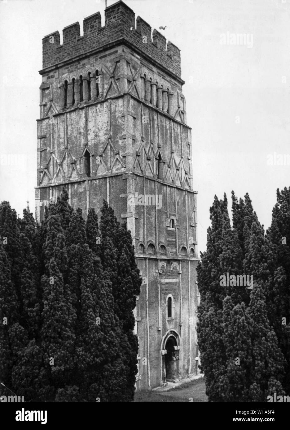 Earls Barton chiesa Northants. Uno dei più notevoli esempi di una chiesa sassone sinistra nel paese. Tutta la torre fino alla merlatura aggiunto più tardi è 900-1000 anni. Foto Stock