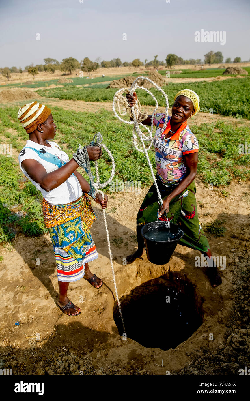 Le donne il recupero di acqua in Namong, distretto di tono, Togo, Africa occidentale, Africa Foto Stock