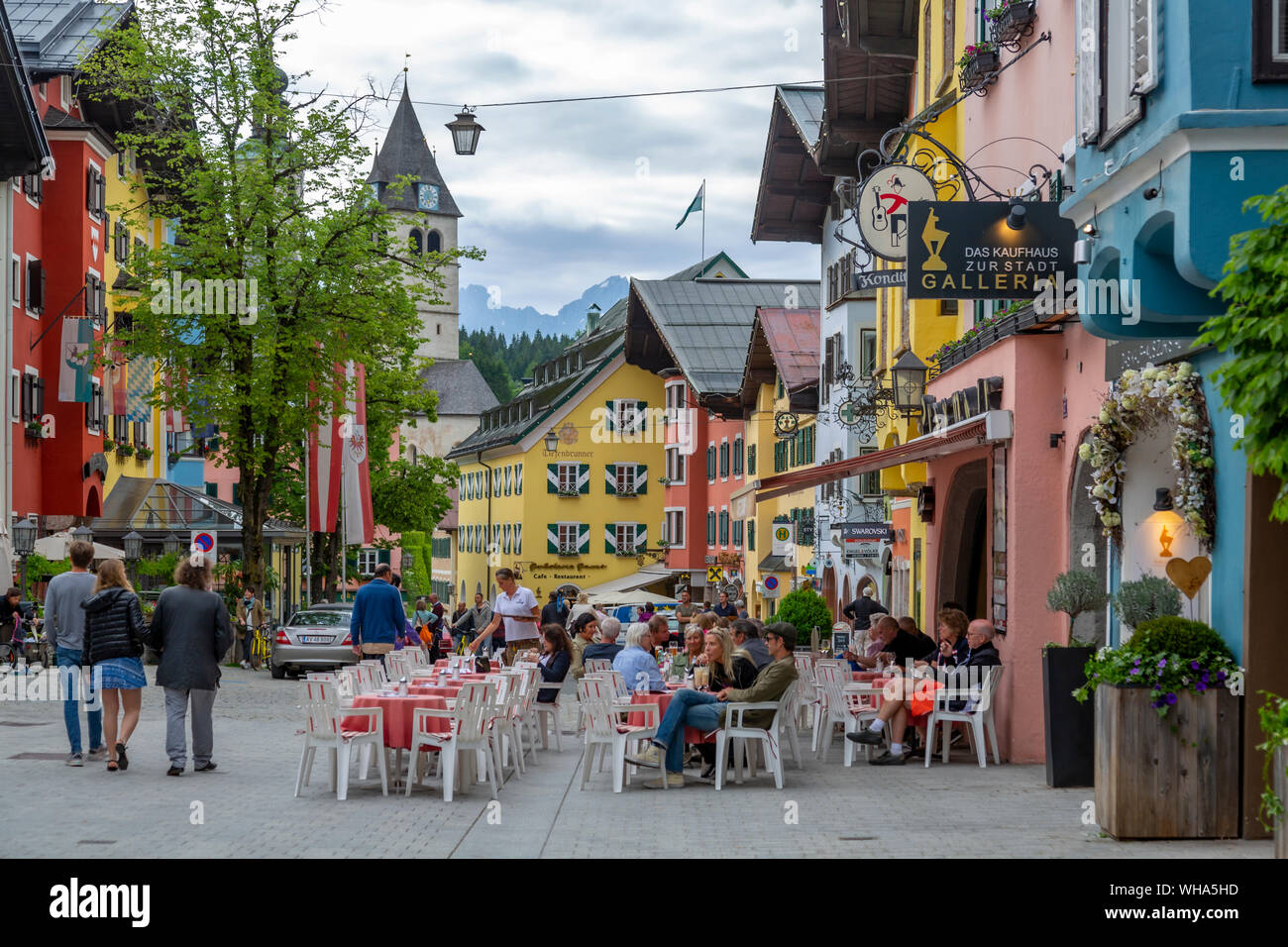 Vista dei visitatori godendo bevande fuori cafe su Vorderstadt, Kitzbuhel, Austriaca Tirolo, Austria, Europa Foto Stock