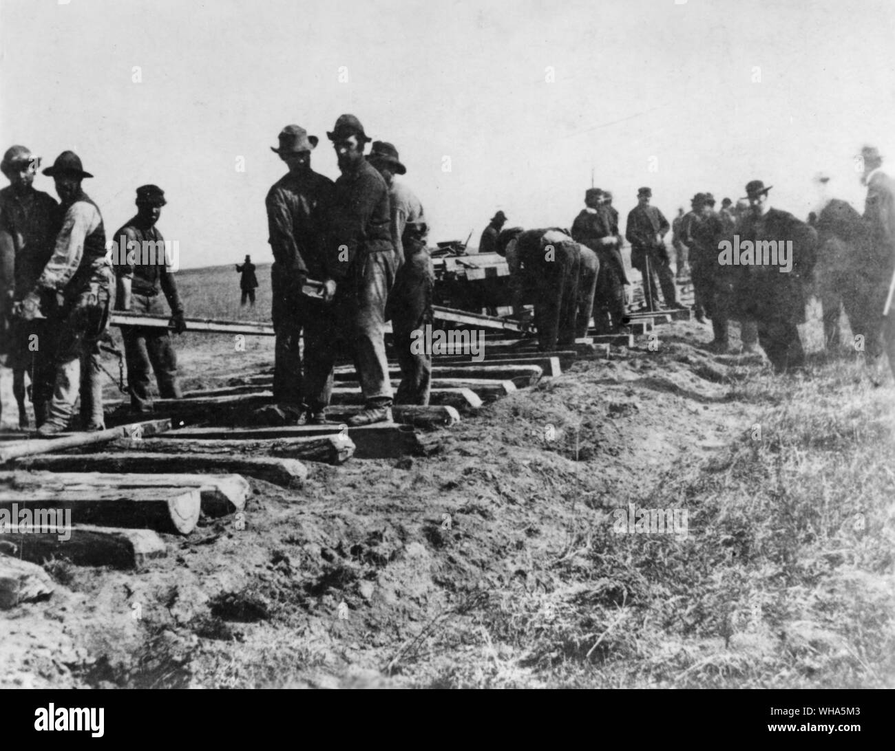 Via equipaggio che stabilisce la via fotografata al centesimo meridiano . Foto di Carhutt (?) 1866. Union Pacific Railroad Foto Stock