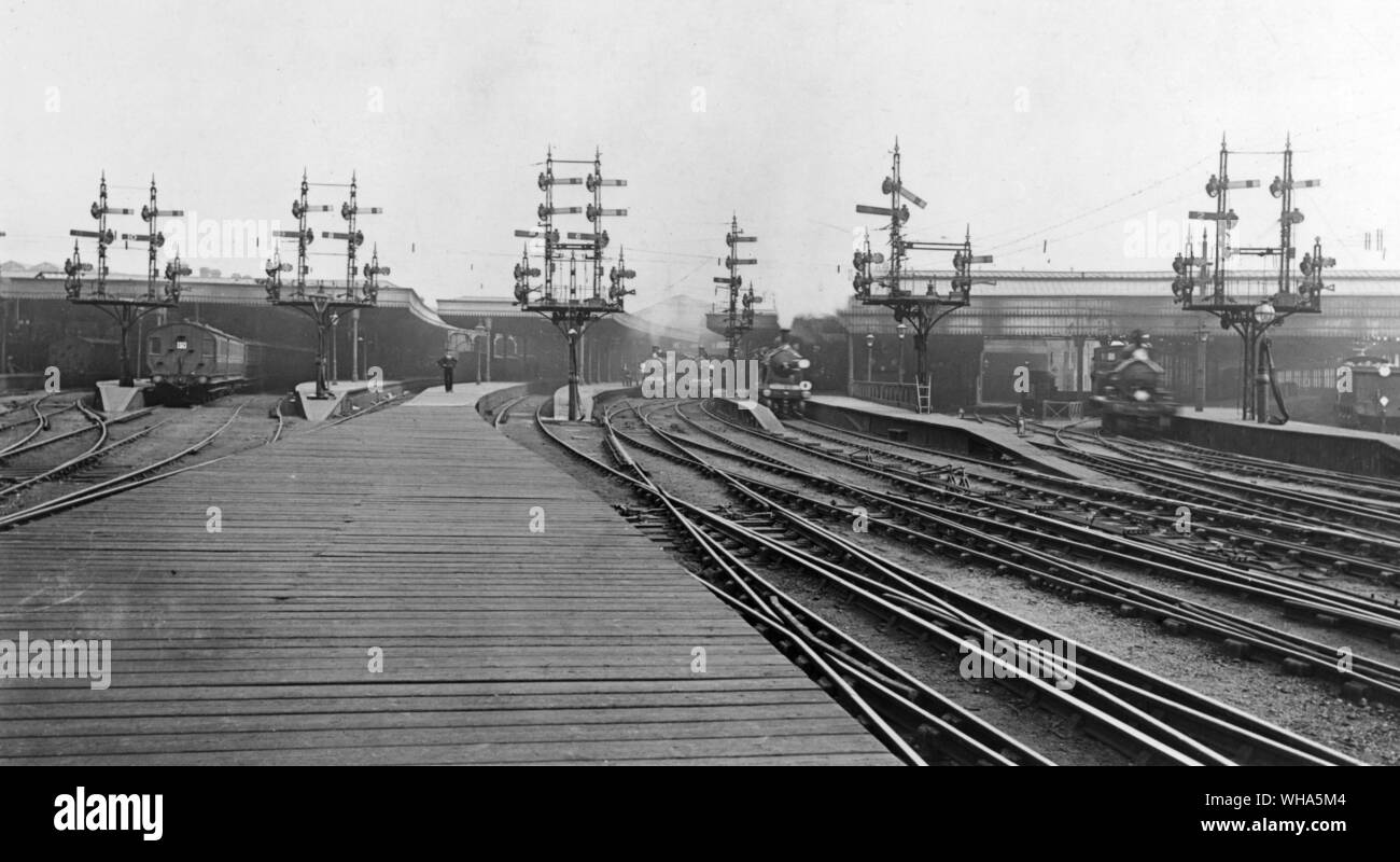 La stazione di Waterloo. piattaforma c 1900. Londra Foto Stock