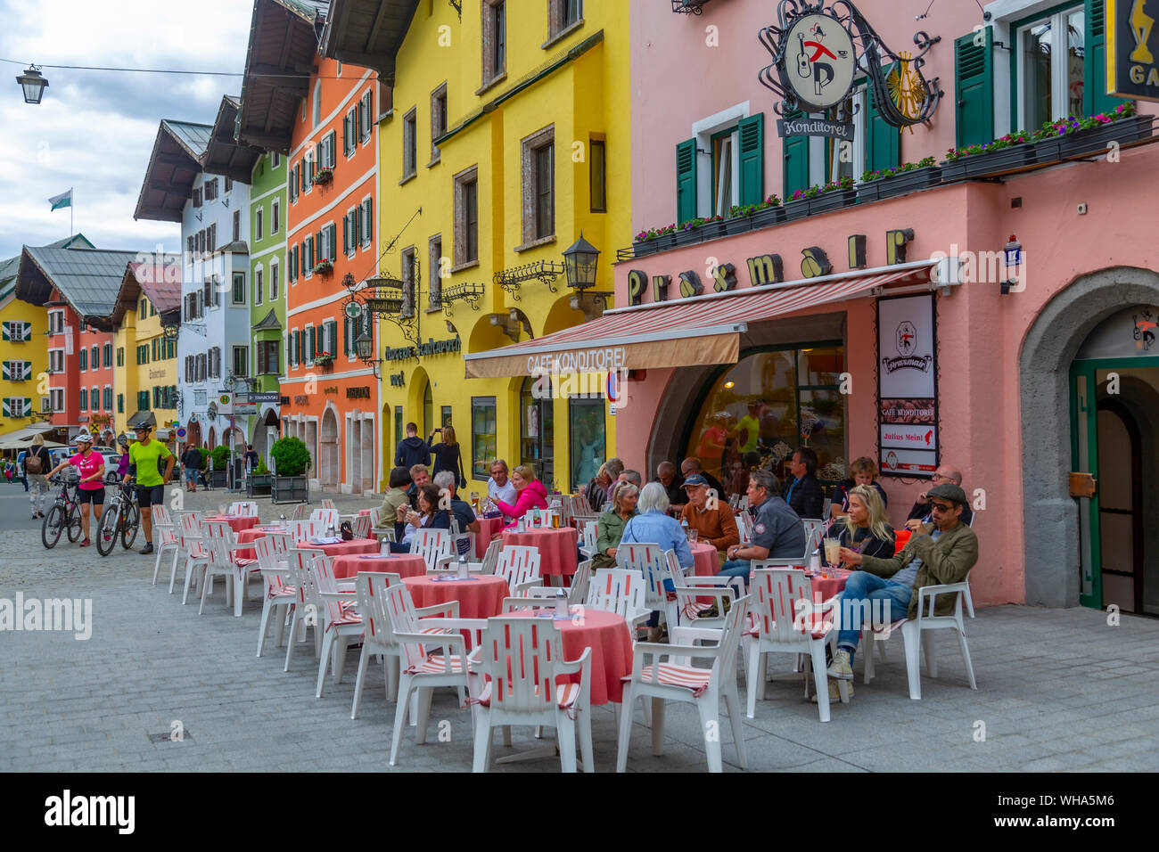 Vista dei visitatori godendo bevande fuori cafe su Vorderstadt, Kitzbuhel, Austriaca Tirolo, Austria, Europa Foto Stock