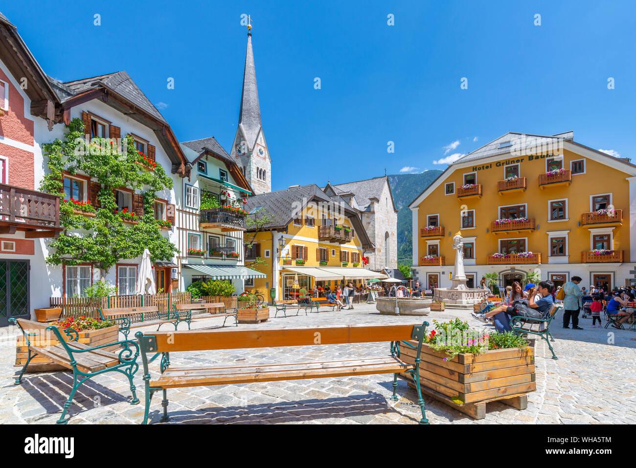 Vista di Marktplatz nel villaggio di Hallstatt, Sito Patrimonio Mondiale dell'UNESCO, la regione di Salzkammergut delle Alpi, Salisburgo, Austria, Europa Foto Stock