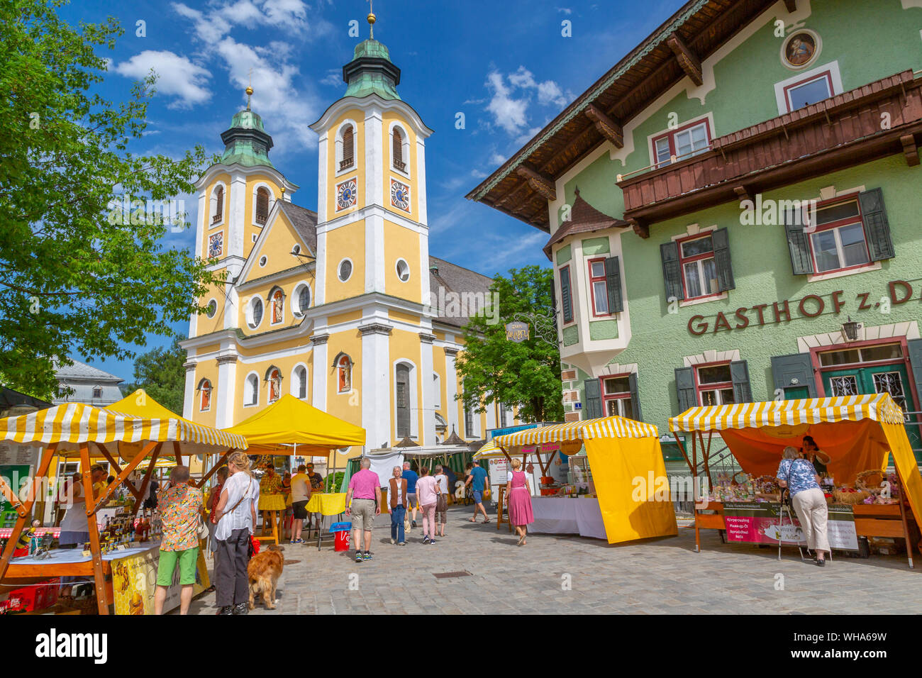 Vista della Chiesa (Barocke Pfarrkirche) e il mercato di San Johann, Alpi austriache, Tirolo, Austria, Europa Foto Stock
