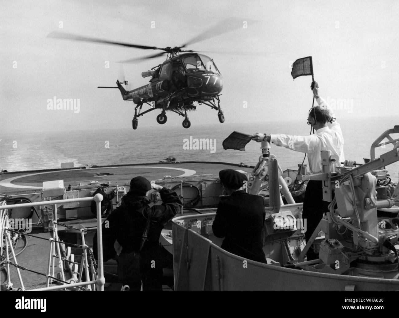 Wasp elicottero preparazione a terra del dispositivo HMS Ashanti. Ottobre 1964. Le navi della Royal Navy visita a Portland per circa 7 settimane all'inizio della loro commissione. Durante questo periodo di tempo sono sotto il comando della bandiera ufficiale della formazione del mare e molto del loro tempo viene speso in mare esercitando con altre unità navali, sottomarini e aerei. Foto Stock