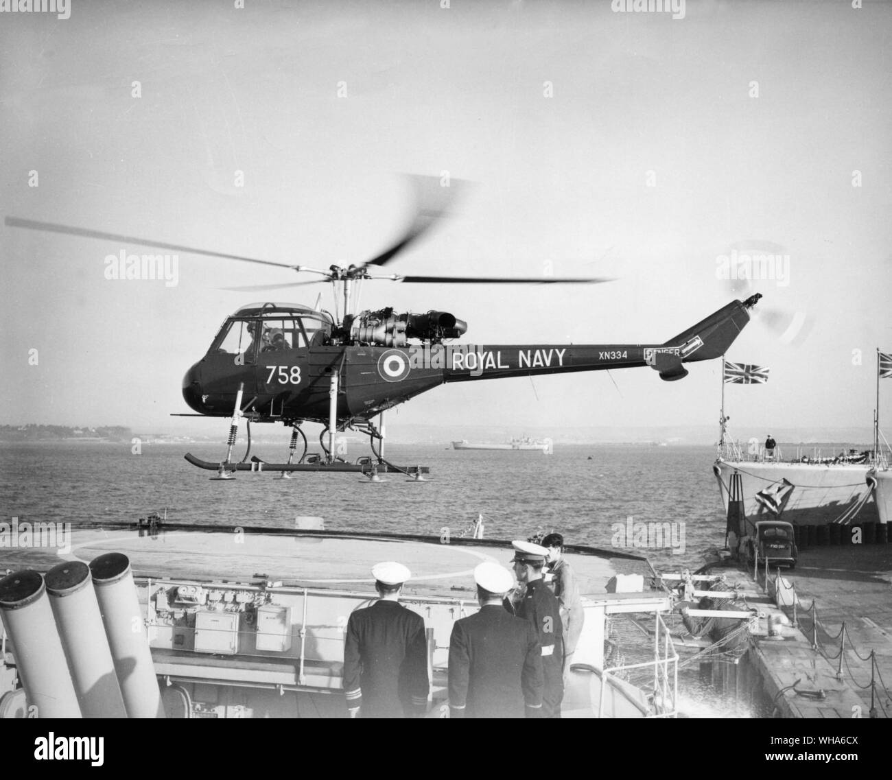 Per la prima volta un elicottero verranno eseguiti come parte integrante di un armamento fregate quando HMS Ashanti, prima della nuova classe tribali general purpose fregate, si imbarca in un Westland Wasp per operare in un anti sommergibile ruolo. Le immagini mostrano il Wasp rendendo il suo primo atterraggio su Ashanti del piccolo ponte di volo durante le prove off Portland Foto Stock