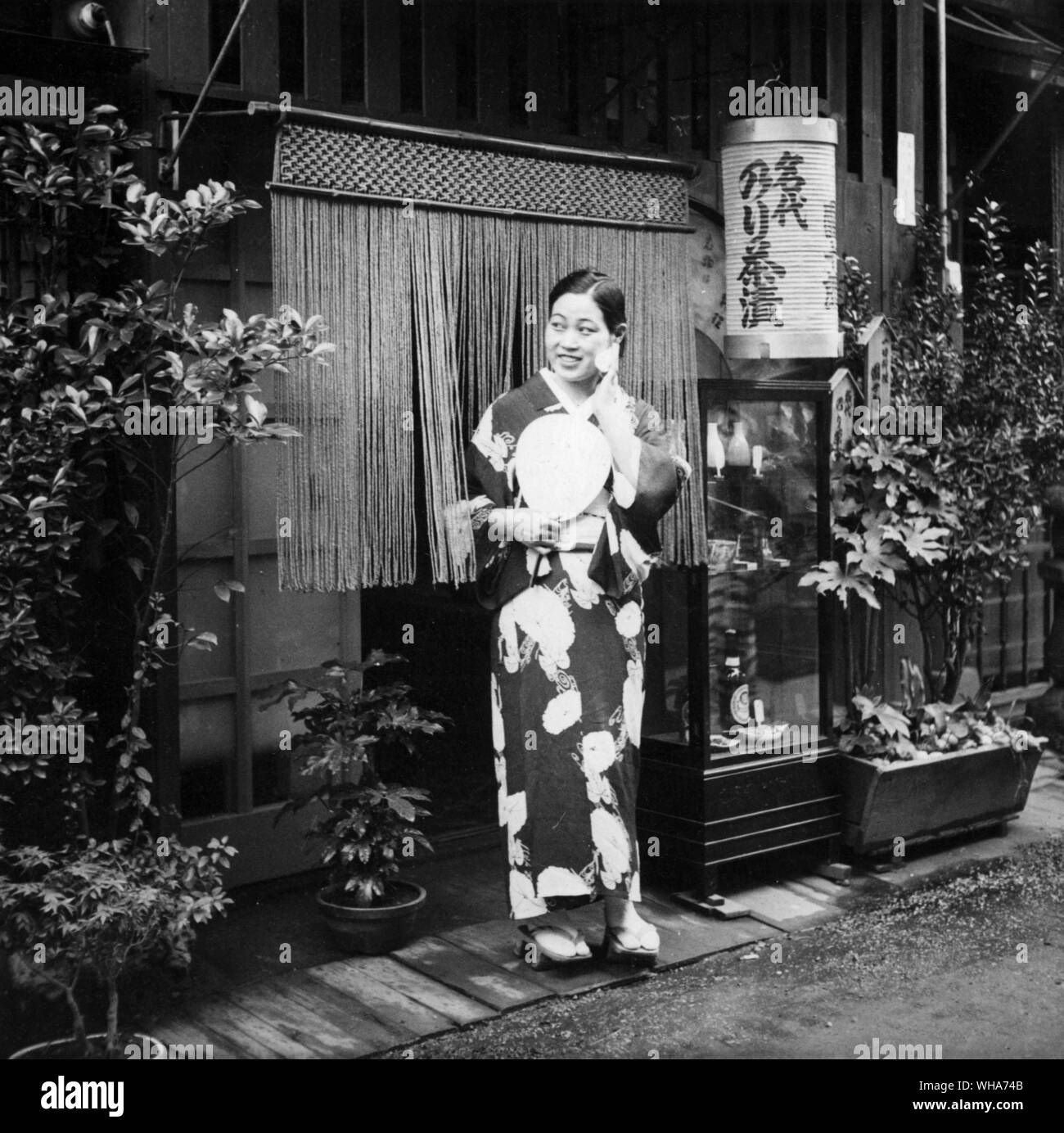 Cameriera giapponese al di fuori di un cafe in Asakusa Koen Tokyo il famoso parco di divertimenti. Giappone Foto Stock