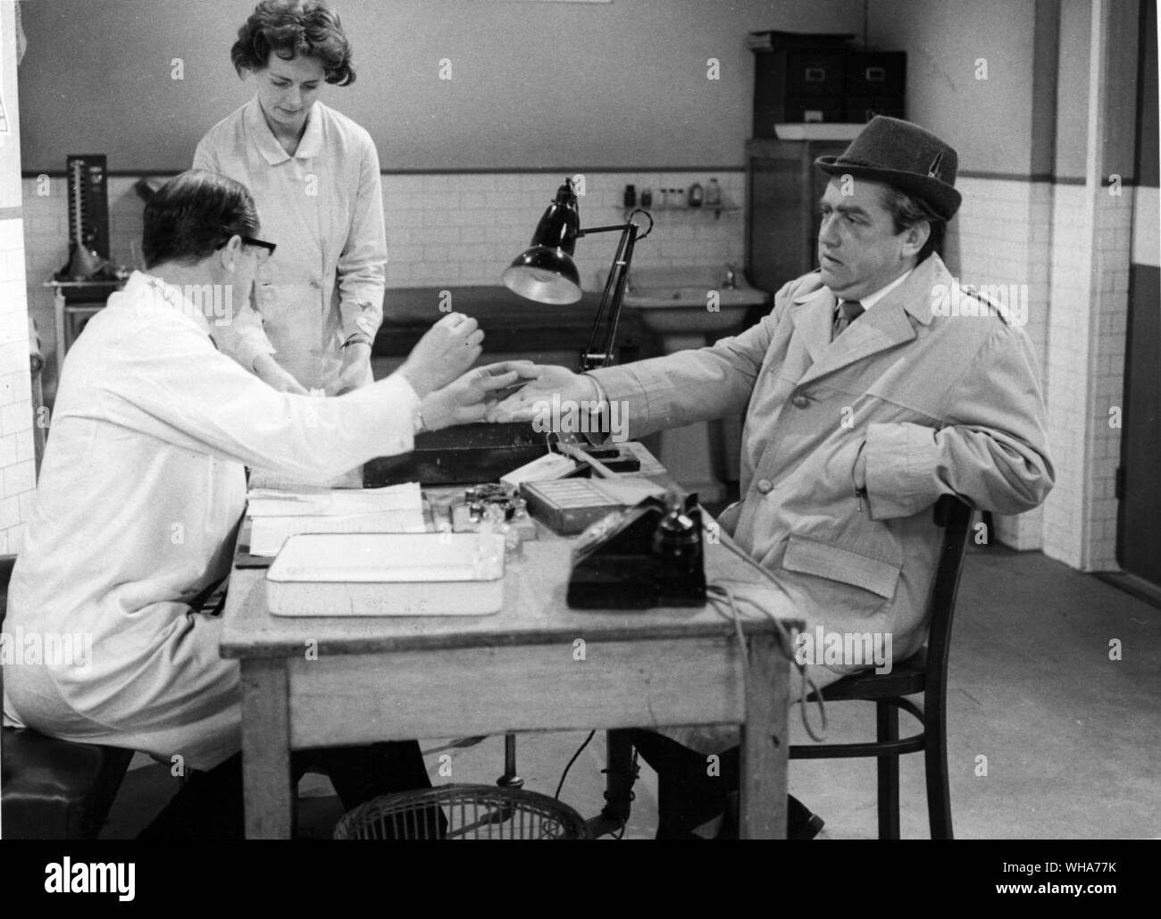 Tony Hancock come un nuovo volontario donatore di sangue . Da sinistra a destra Patrick Cargill come la lunga sofferenza medico Ann Marryott e Tony Hancock. 2 Giugno 1961. Foto Stock