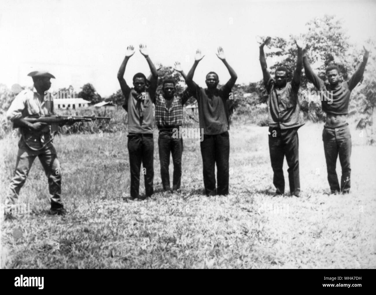 Le truppe ribelli arrendersi al soldato federale dopo aver perso la battaglia per la città universitaria di Nsukka durante il fine settimana. Lagos Foto Stock