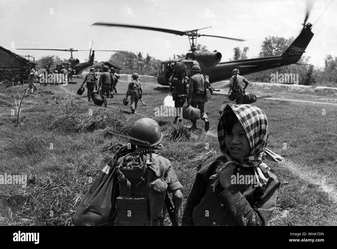 Marines terra tra donne vietnamita Foto Stock