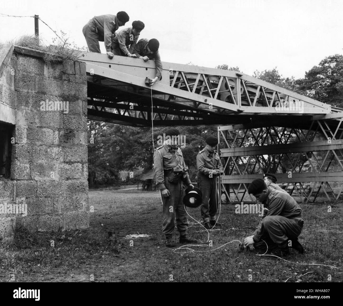Reggimento di formazione Royal Engineers. Fissare le reclute di esplosivi e di stabilire il circuito di innesco per la demolizione di un ponte a trave. Foto Stock