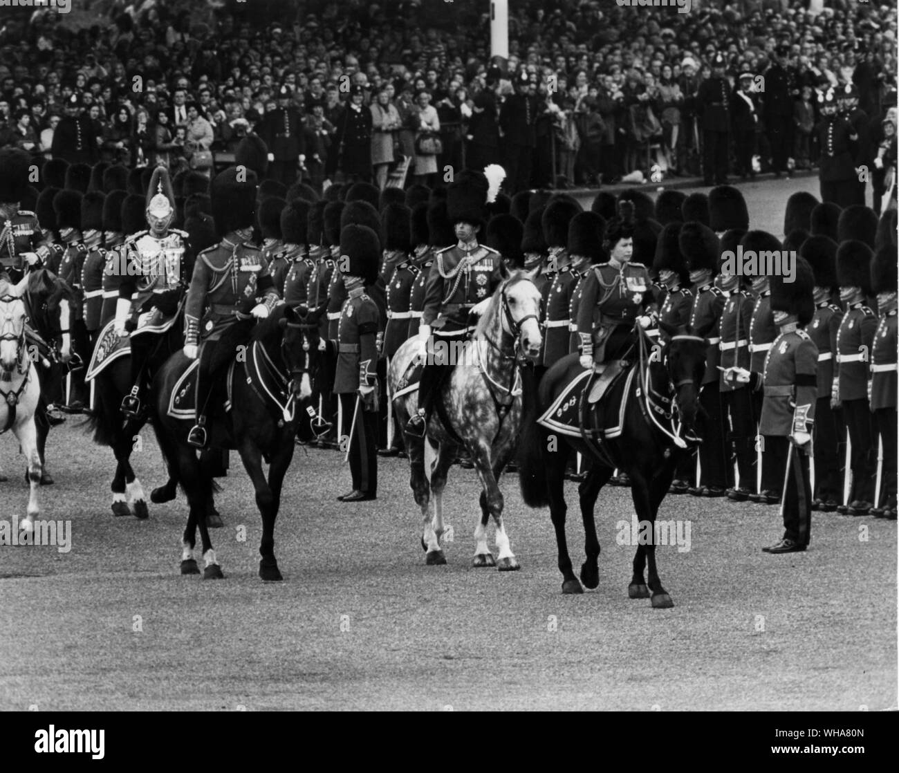 La regina Elisabetta il principe Filippo e il Duca di Kent rivedendo le protezioni durante il Trooping il colore, la cerimonia annuale che celebra ufficialmente il sovrano il compleanno. 3 giugno 1972 Foto Stock