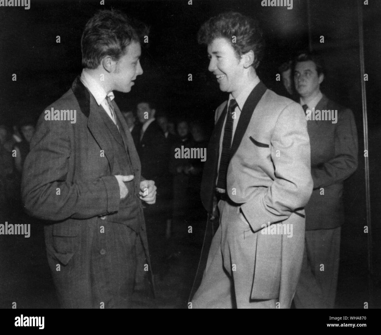 Ragazzi di Teddy tra danze parlare di novità nel mondo della moda. John Hiscone, 17, di Leyton e Bob Corbett 17 di Liverpool. Giugno 1954 Foto Stock