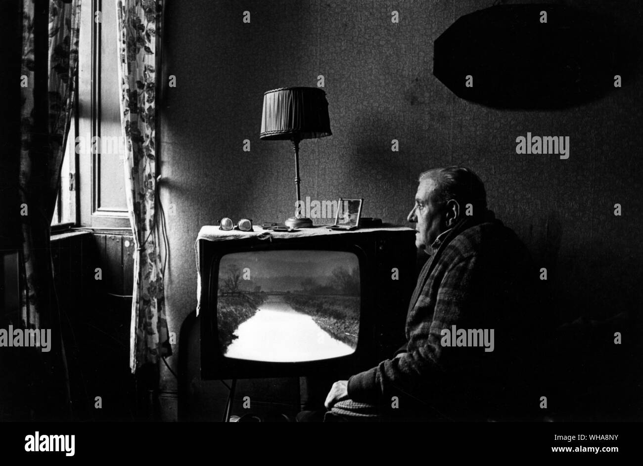 Il vecchio uomo ammirando la vista Foto Stock