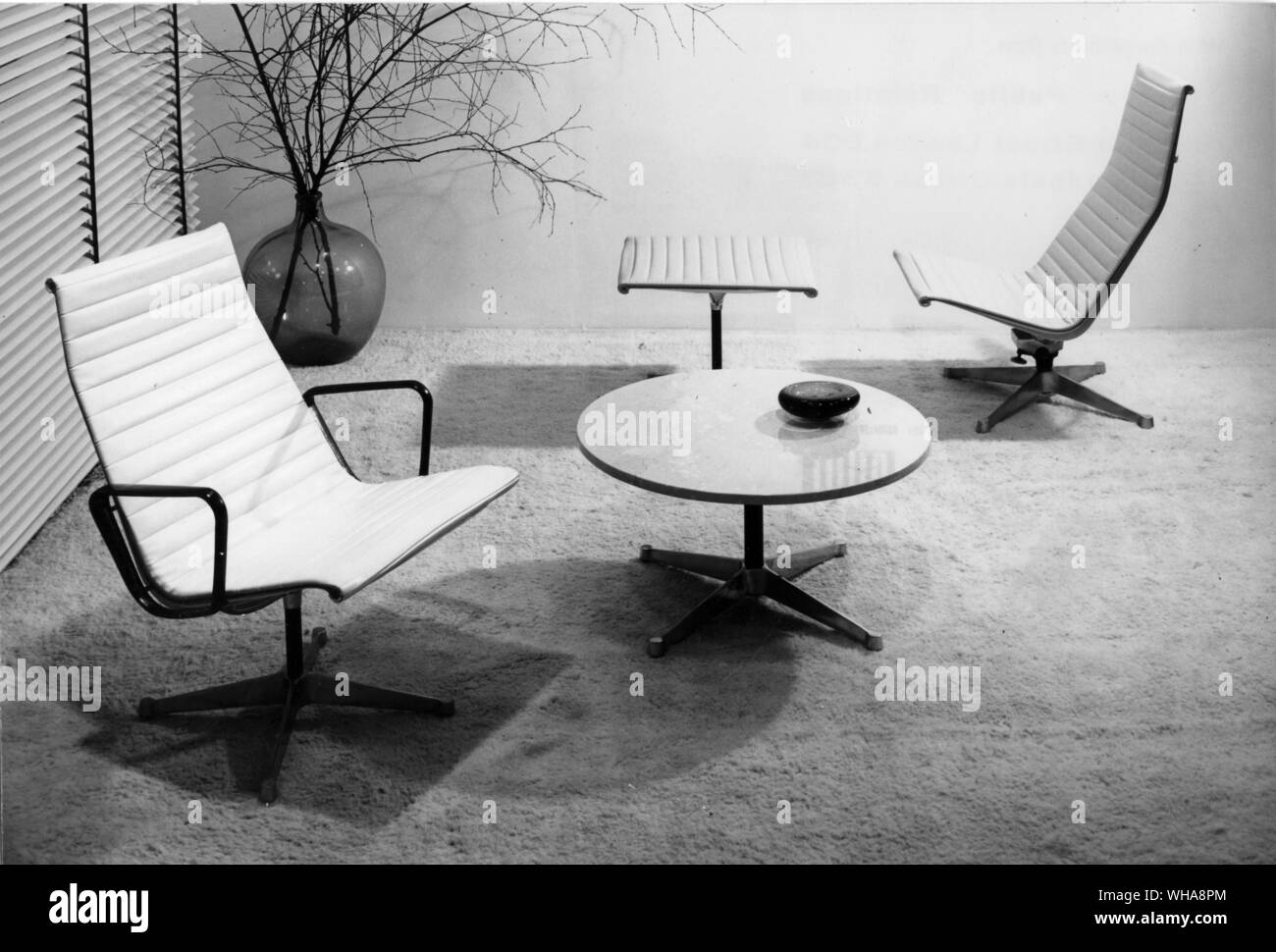 Il gruppo di alluminio da Hille. Il gruppo di alluminio è il Charles Eames design oggi essendo realizzato da Hille di Londra sotto licenza da Herman Miller degli Stati Uniti. Il design sottile e linee delicate dei telai di sedie sono in alluminio Foto Stock