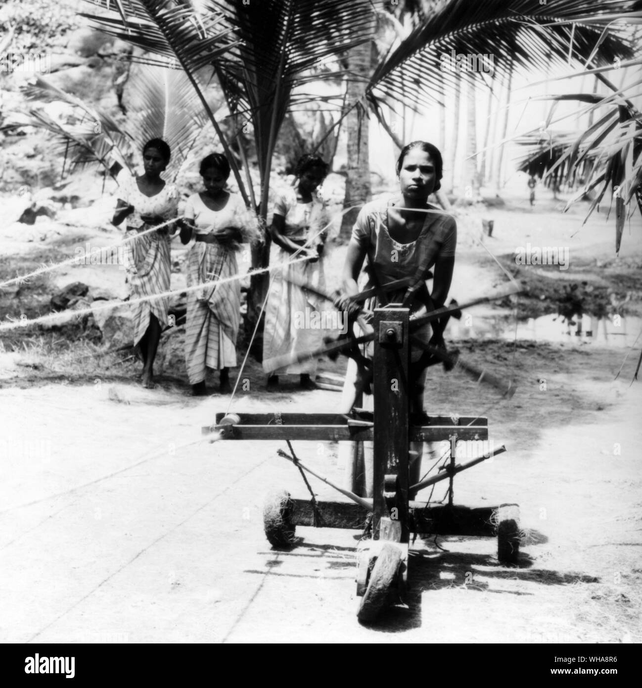 Il Kerala. Rendendo un cocco tipo di corda Foto Stock