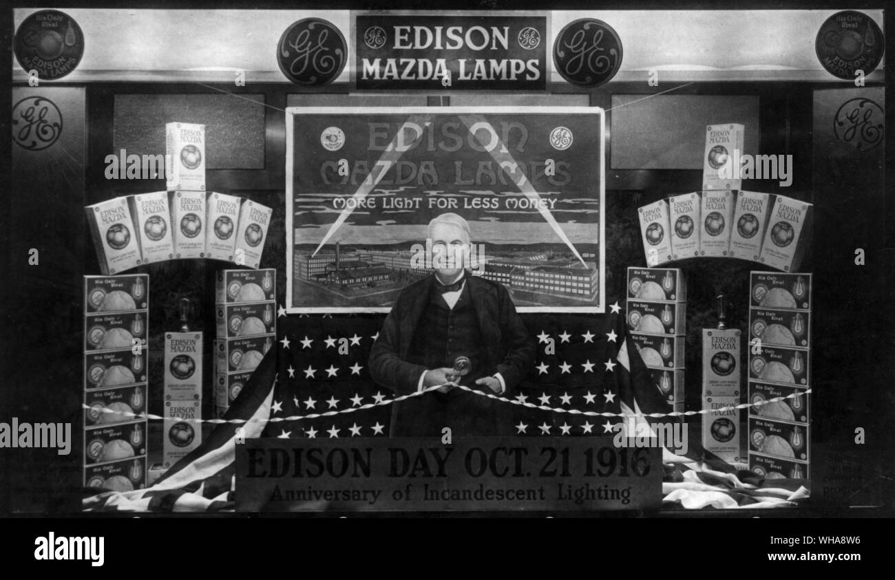 La finestra di visualizzazione dotato di Edison il giorno 21 ottobre 1916. Anniversario della illuminazione a incandescenza. . Edison, Thomas Alva (la procedura guidata di Menlo Park) Noi inventore; ha aperto un laboratorio di ricerca a Menlo Park, New Jersey 1876 (spostato al di West Orange, nel New Jersey 1887); ha inventato fonografo (1dimostrato 1877); ad incandescenza inventata la luce elettrica 1879; inventato kinetograph fotocamera e kinetoscope motion-picture viewer (brevettato 1891)  1847-1931 . . Foto Stock