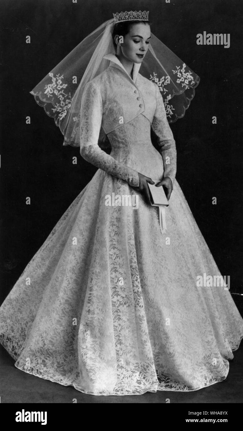 La stregoneria di pizzo. La camicia di questo abito da sposa è rimovibile e il vestito diventa un abito da sera Foto Stock
