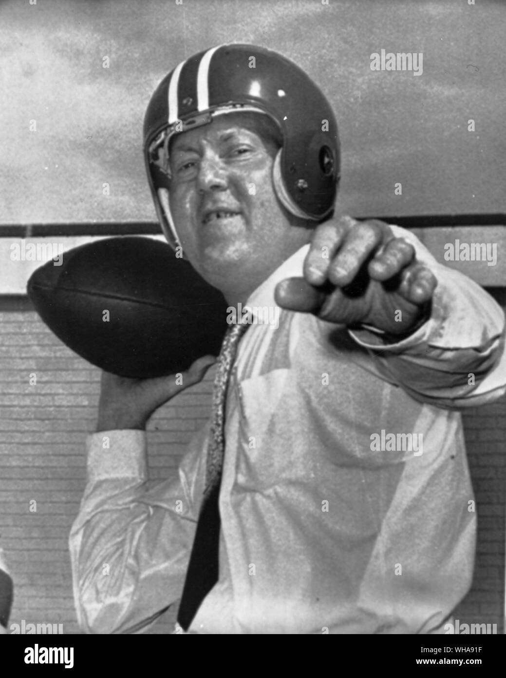 Everett C Thomas 47 primo trapianto di cuore al paziente di tornare al lavoro, indossato un casco da football americano e si lancia a pochi passa il martedì come egli ha partecipato a una sessione di formazione dell'Università di Houston. Thomas, un appassionato tifoso di calcio ha ricevuto il suo nuovo cuore il 3 Maggio presso il St Lukes Hospital di Houston. 11 settembre 1968. Foto Stock