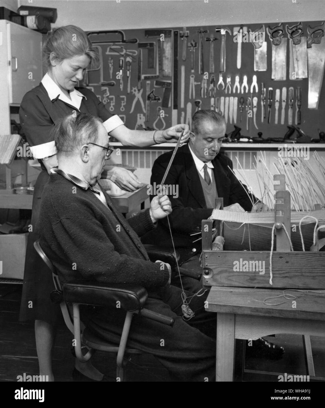 Il Day Hospital . Cowley Road Hospital Oxford. Per i pazienti che necessitano di trattamento e continua osservazione professionale prima e dopo l'ammissione in ospedale, che può subire un deterioramento come risultato di sé trascurare o richiedono un tempo parte di cura, etc, il Day Hospital fornisce il trattamento senza perdita di ambiente domestico e molti altri vantaggi comparabili ai pazienti, ospedale, parenti e la comunità nel suo insieme.. La testa terapista occupazionale discute un problema con uno dei pazienti. Settembre 1962 Foto Stock