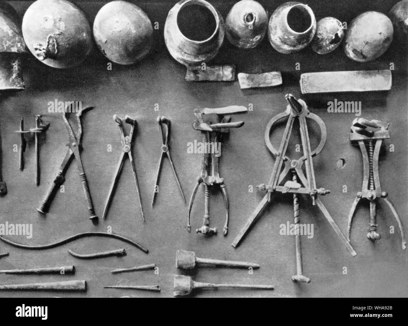 Strumenti chirurgici da Pompei. Vasi di unguento pinze coltelli ecc. . Prima di inserzione 79 . Foto Stock