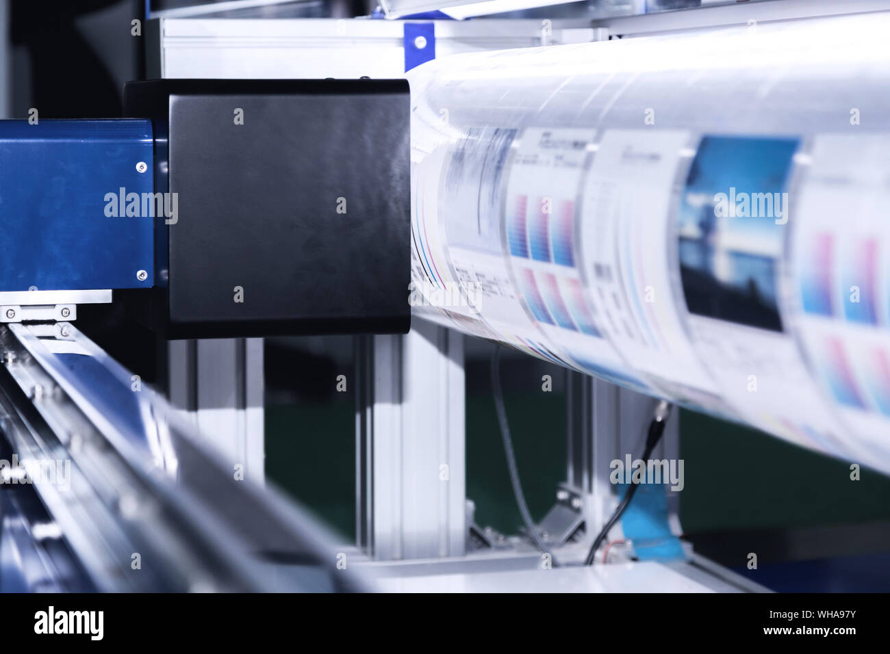 Nuova ed innovativa tecnologia digitale di stampa automatica la macchina è in fase di stampa su una continua nella fabbrica di stampa. Foto Stock