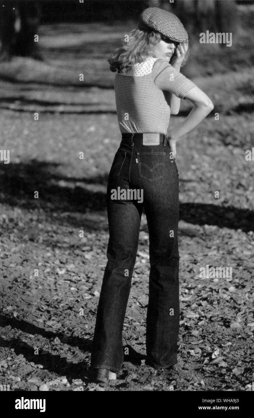 Donna che indossa jeans denim e un cappuccio Foto Stock