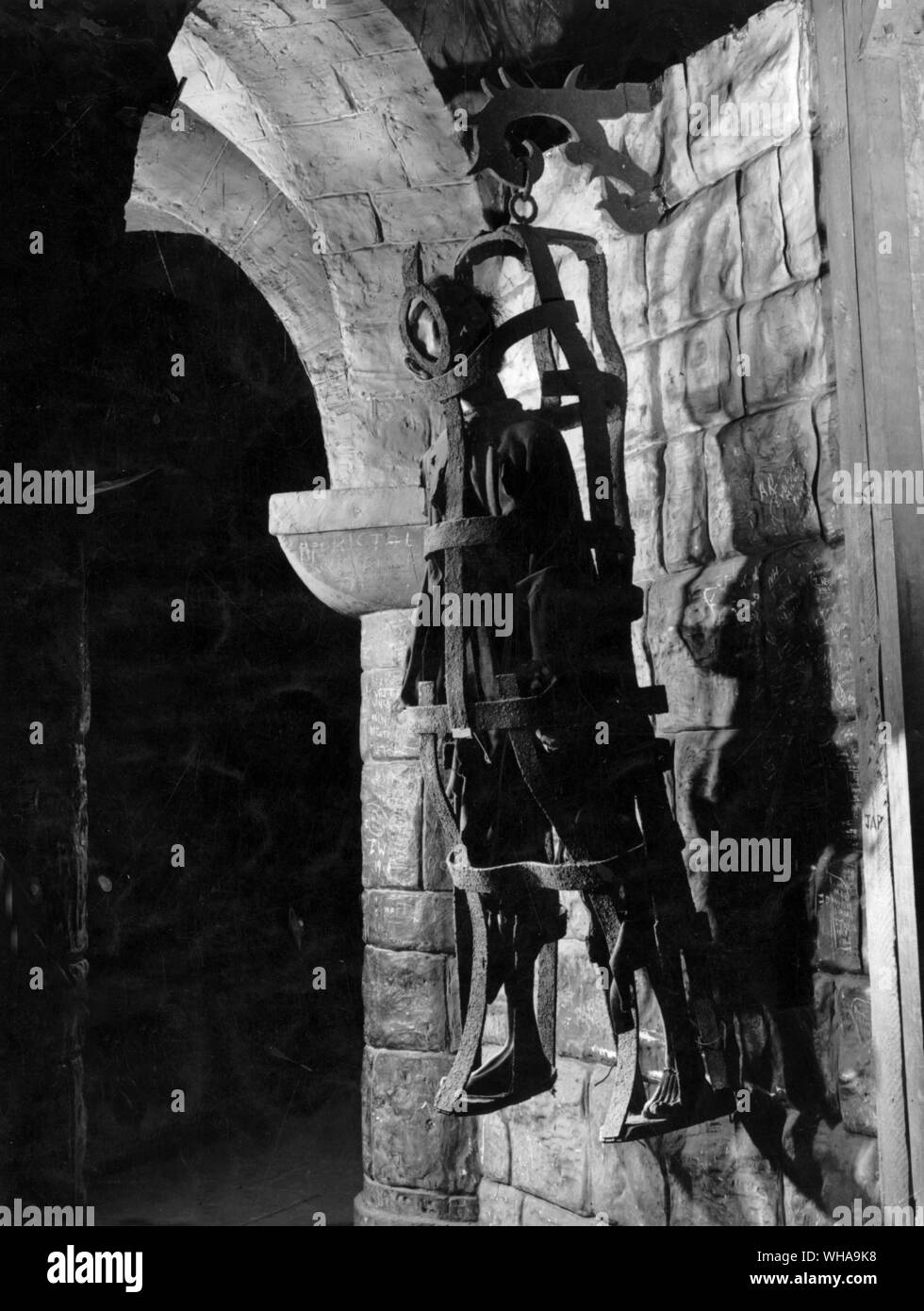 L'uomo della gabbia in ferro. Questa gabbia di ferro è una copia di quello che si trova nel fossato del castello di Milazzo, Sicilia costruito da Carlo V. Foto Stock
