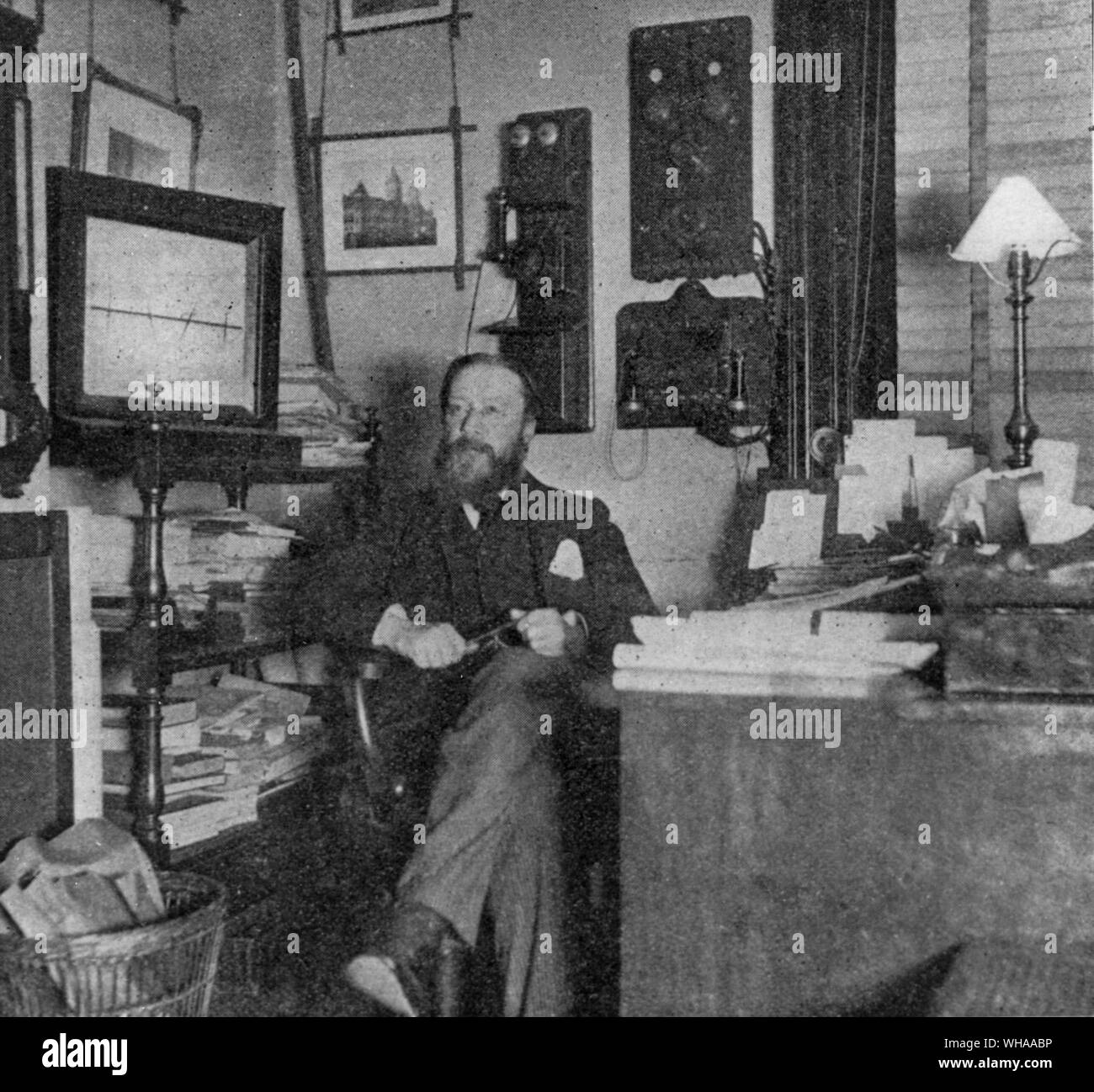 Sir William Preece intervistata nei suoi uffici . Dicembre 1892. British Post Office Foto Stock