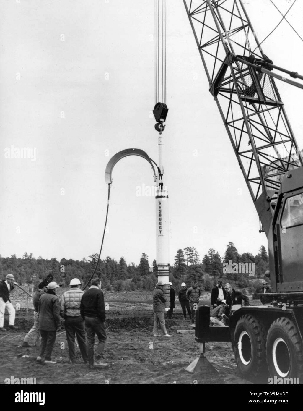 Il 13 e una metà piede da 18 pollici barattolo contenente il 26 kiloton esplosivo nucleare per il progetto Gasbuggy gas naturale esperimento di stimolazione è in procinto di essere abbassato nella 4.200 piede profondo emplacement foro.. Il personale di dell'AEC Nevada Ufficio Operazioni erano responsabili per il campo globale gestione dell'esperimento, inclusi sul sito e sicurezza pubblica sicurezza e costruzione. La sperimentazione è stata condotta nel nord-ovest del Nuovo Messico nel dicembre 1967. Il Nevada Operations Office è responsabile per tutti i detonazione nucleare esperimenti negli Stati Uniti, incluso il vomere Foto Stock