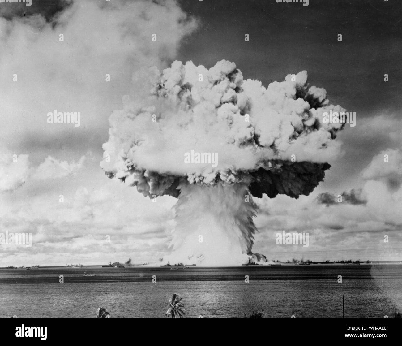 I mondi quinta bomba atomica, il primo ad essere fatte detonare sotto l'acqua era esploso dal radiocomando nella laguna di Bikini isola un atollo dell'Oceano Pacifico il 24 luglio 1946. L'esplosione è stata la seconda di una serie di tre bomba atomica test essendo realizzato dagli Stati Uniti Joint Task Force. Ottanta tre navi da guerra e altre imbarcazioni ancorati o spiaggiata nella laguna a distanze variabili dal punto di detonazione compresa la flotta di destinazione.. La fotografia, registrate da un azionata automaticamente la telecamera impostata sul isola di Bikini shws la risalita di colonna di acqua che entra nella prima fase della Foto Stock