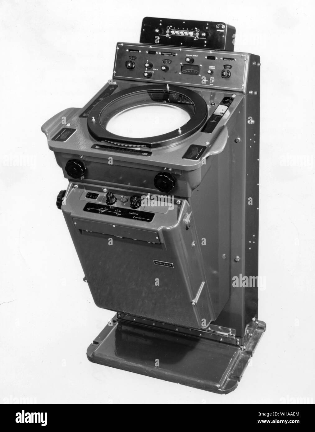 Il display della Decca Transar gruppo 66AC radar. Il moto relativo marcatore i comandi sono montati al di sopra del vero movimento pannello e includono una gamma di funzionamento indicatore di controllo cuscinetto, 5 interruttori di marcatore e intervallo e brillantezza controlla Foto Stock