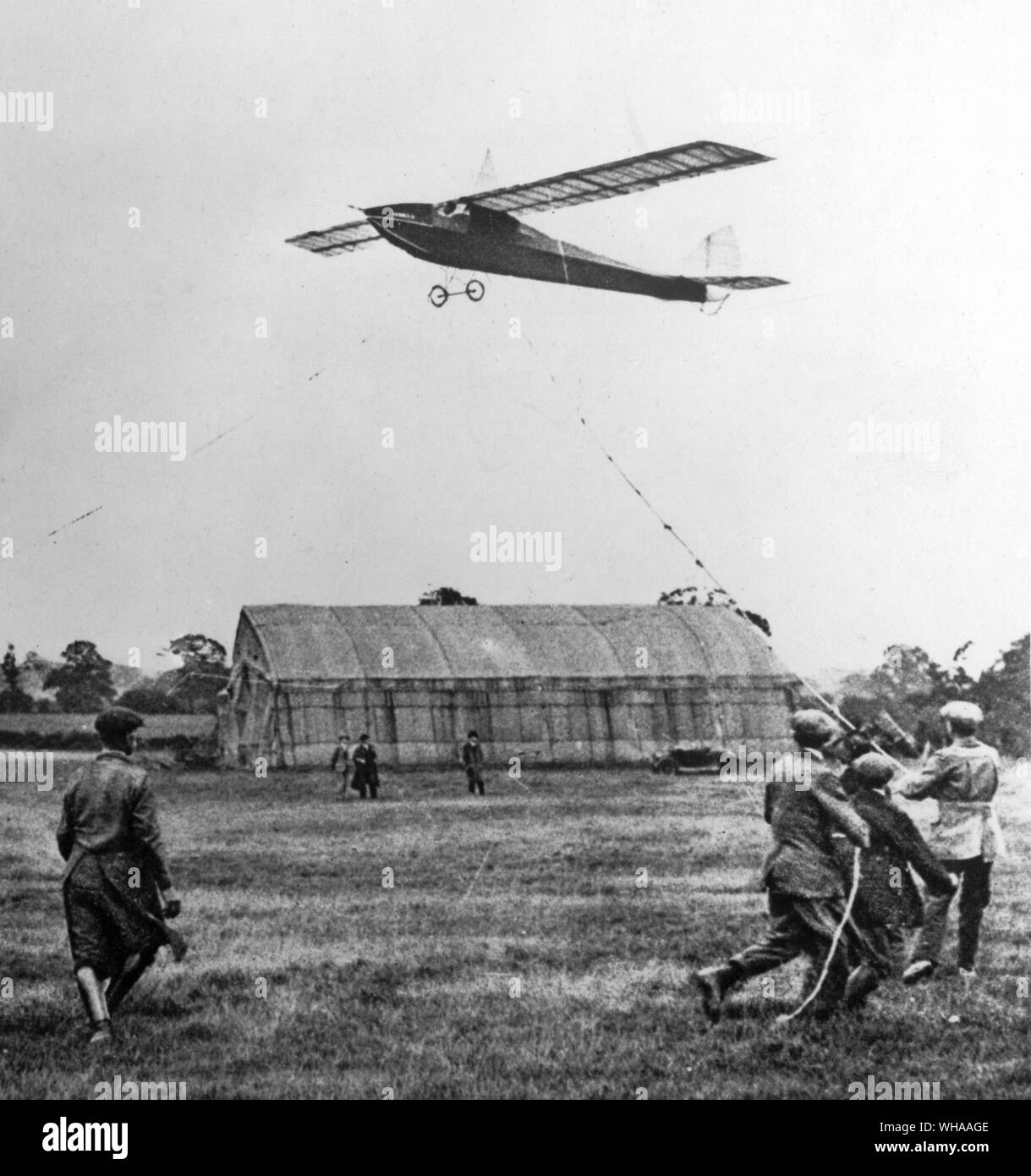 Con gli uomini di terra ancora tira su la fune di avviamento, un De Havilland glider subito dopo l'inizio di un volo. 2st di Ottobre 1922 Foto Stock