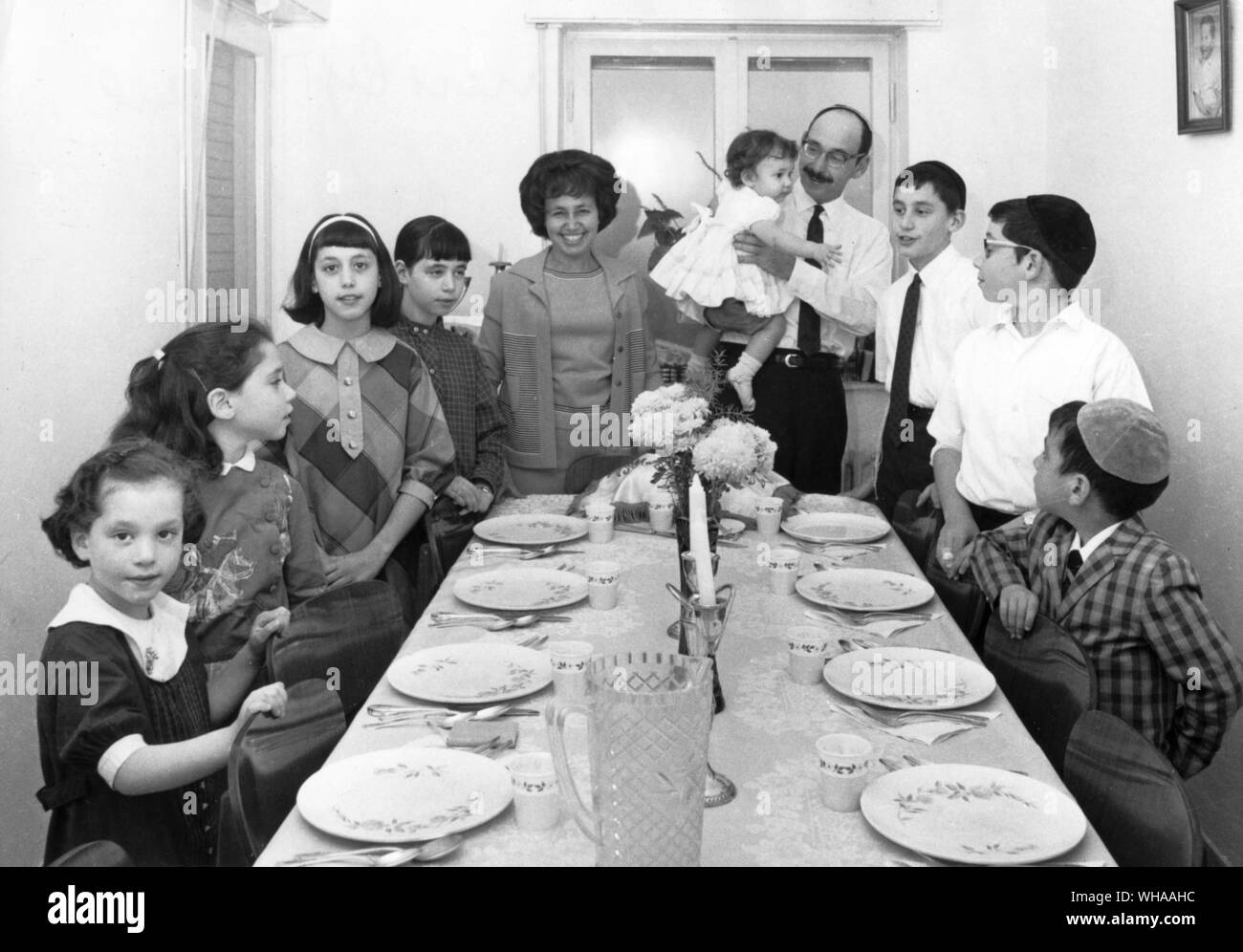 Felice famiglia ebraica con 8 bambini. prima del pasto di Shabbat Foto Stock