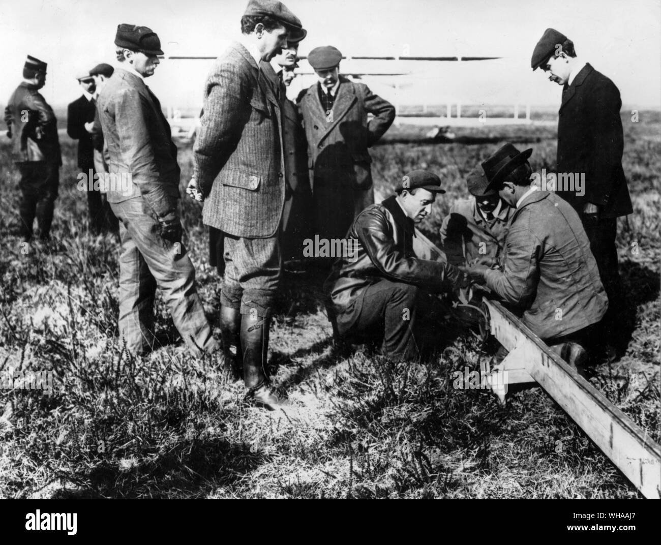 Wilbur Wright a Le Mans nel 1908. Le riparazioni a rampa di lancio. Foto Stock