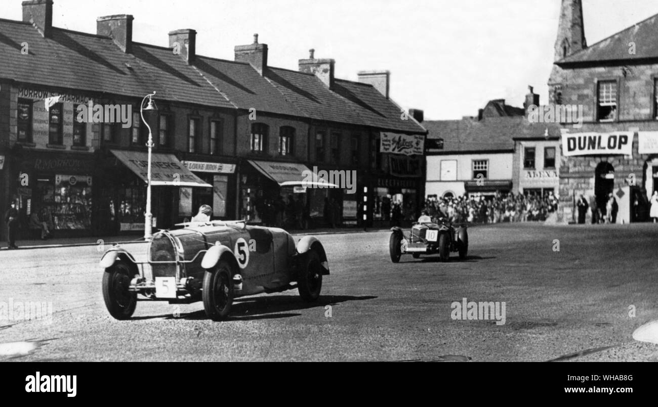 Earl Howe il Bugatti 57 conduce Freddic Dixon's Riley in Newtownards durante il 1935 TT Foto Stock