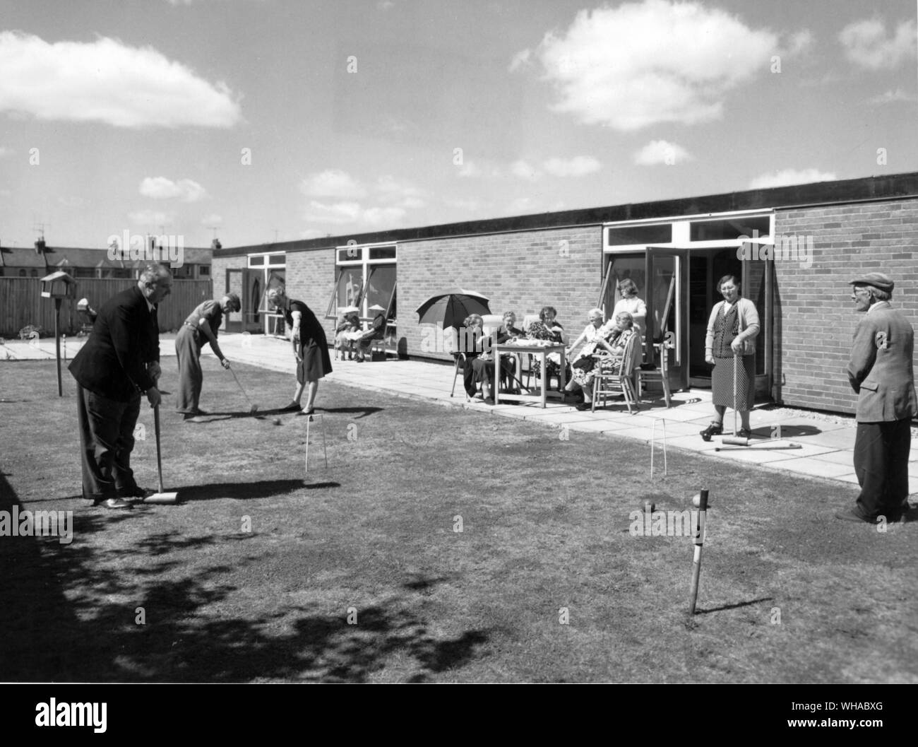 Il Day Hospital Cowley Road Hospital Oxford. Per i pazienti che necessitano di trattamento e continua osservazione professionale prima e dopo l'ammissione in ospedale, che può subire un deterioramento come risultato di sé trascurare o richiedono un tempo parte care ecc.. Il Day Hospital fornisce il trattamento senza perdita di ambiente domestico e molti altri vantaggi comparabili a patints, ospedale, parenti e la comunità nel suo complesso. Alcuni degli uomini play croquet con la consulenza di un terapista occupazionale Foto Stock