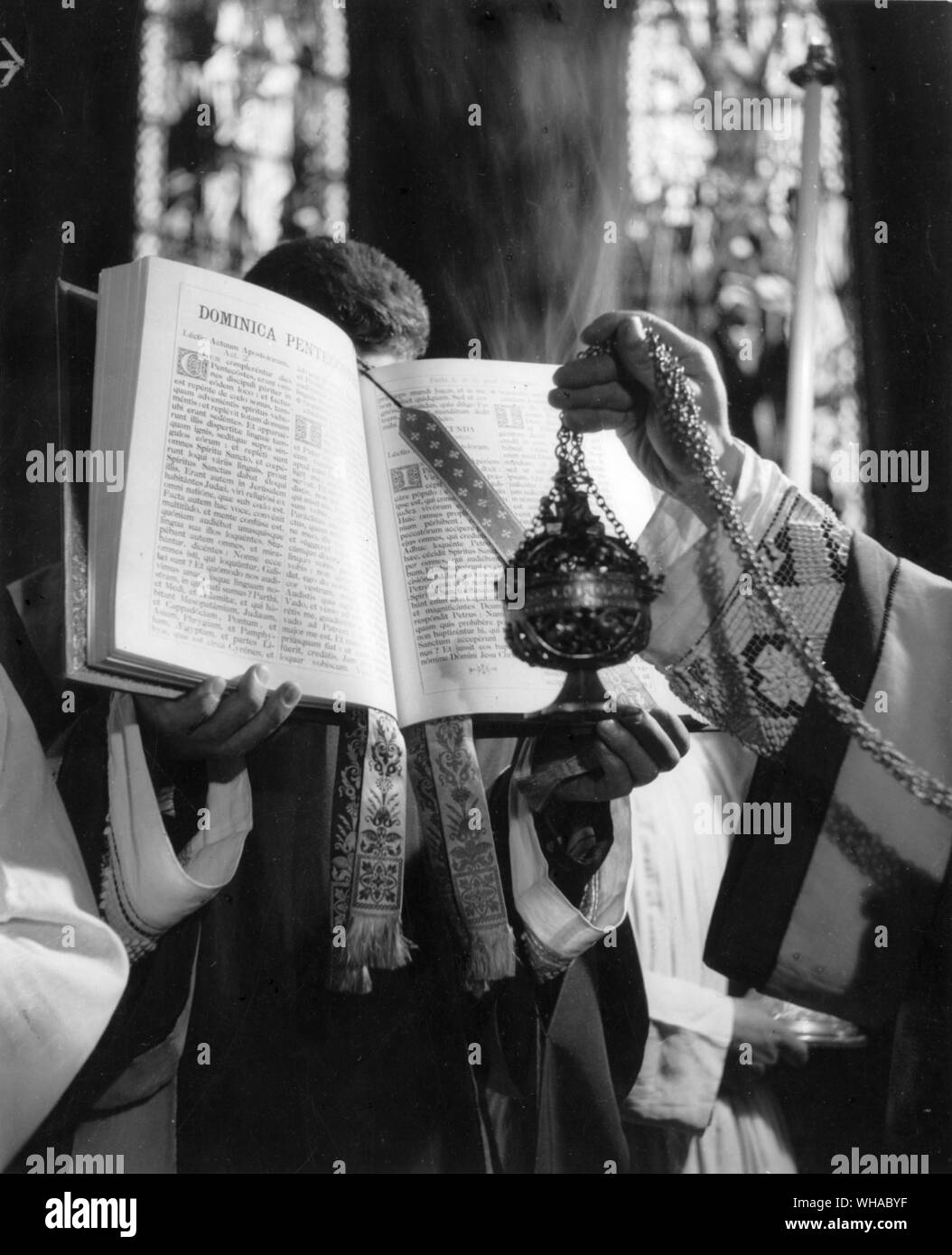 Il canto del Vangelo ad alta massa è accompagnata da una processione e incensing del libro per contrassegnare la solennità della lettura della parola di Dio. Foto Stock