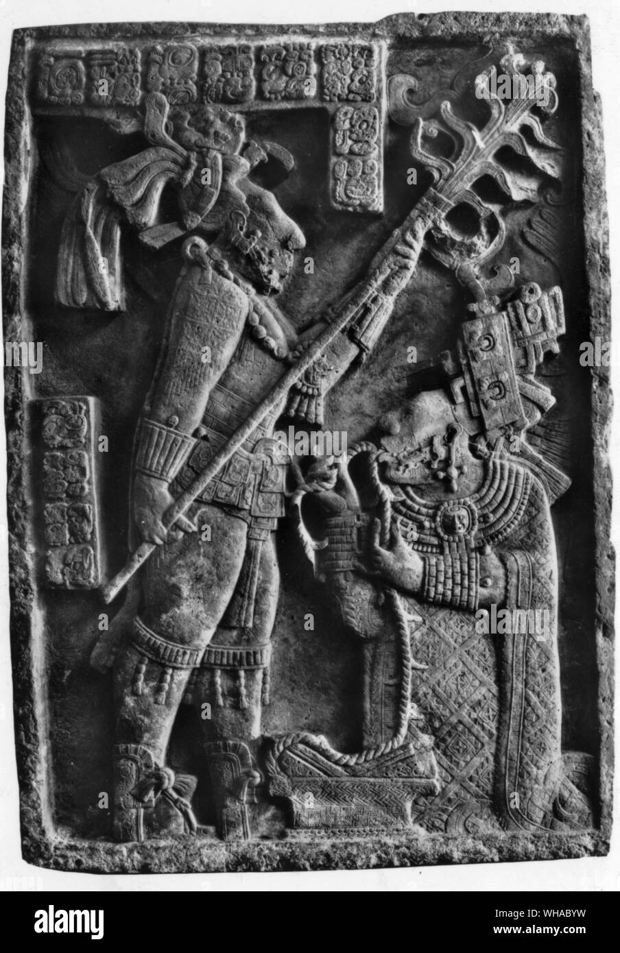 Architrave 24 dalla Casa G presso gli antichi Maya centro cerimoniale a Menche (Yaxchilan) Guatemala. L'architrave mostra un penitente inginocchiato dinanzi a un sacerdote e mutilante che la sua lingua facendo passare una fune di spine attraverso di esso. Foto Stock