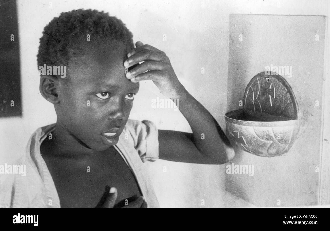 Un contenitore per l'acqua santa è collocato vicino all'ingresso della chiesa in modo che le persone che entrano ed escono può ricevere il sacramentale dell'acqua benedetta. Esso è derivato dalle fontane di acqua corrente che sorgeva nei cortili delle basiliche paleocristiane. . Sudan Foto Stock