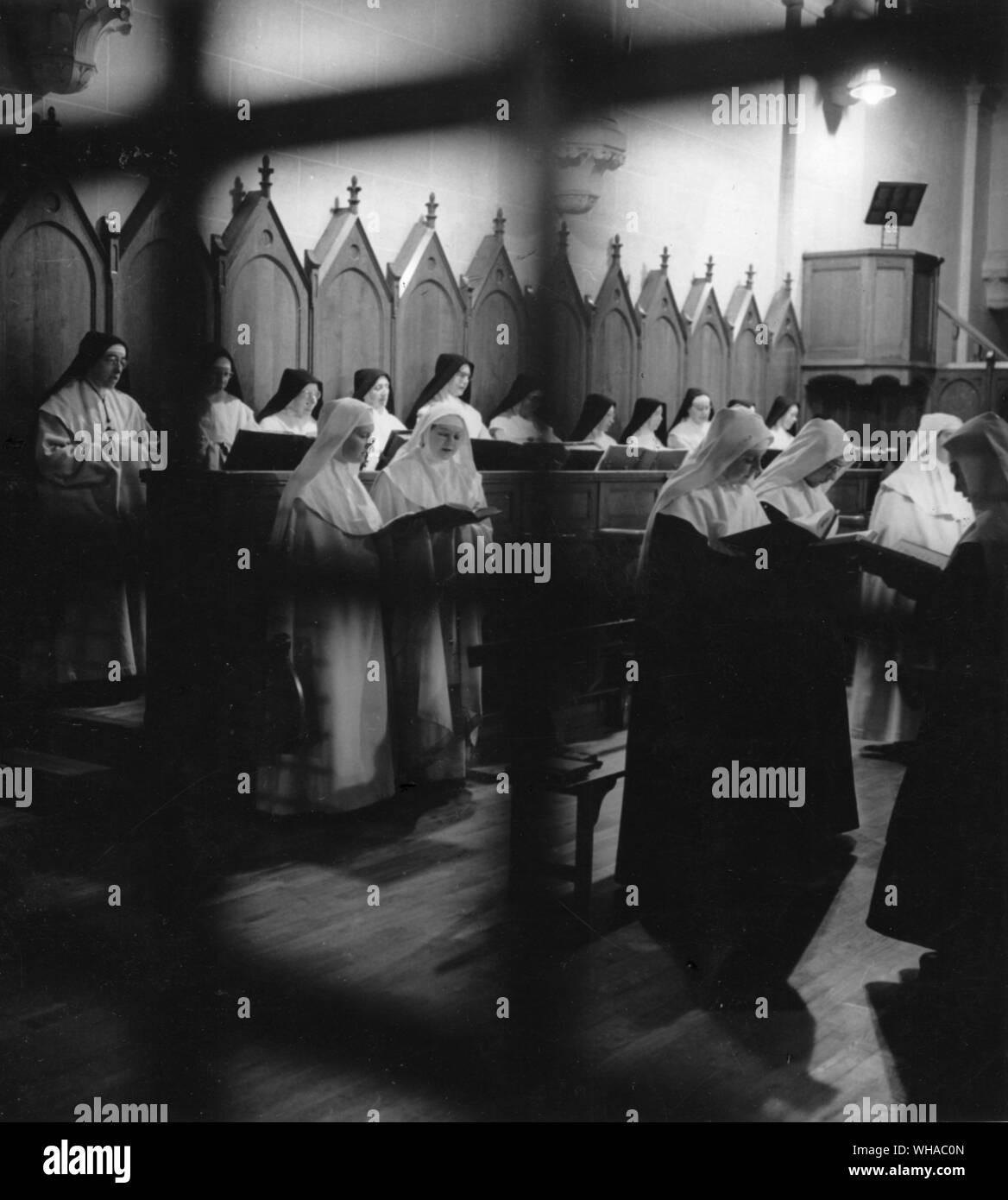 Nella comunità di monaci e monache il giorno e la notte è santificato dalla regolare il canto dell'Ufficio Divino Foto Stock