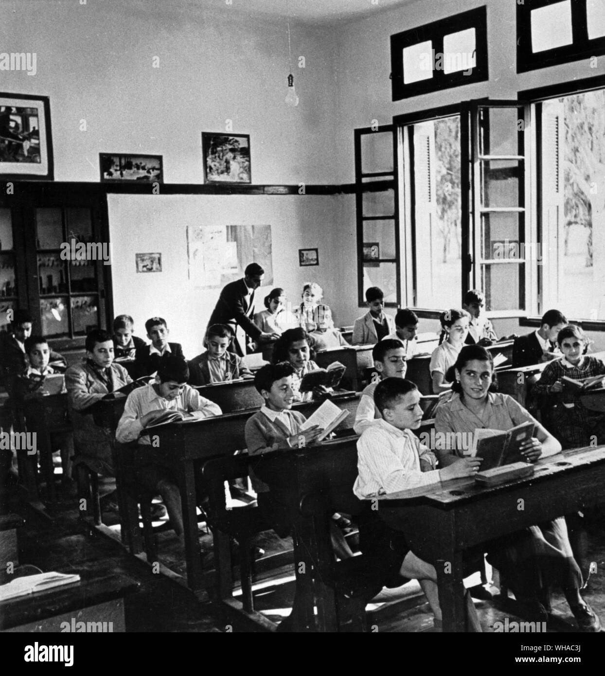 Classe in una scuola di ragazzi. Vendita, Marocco tardi anni cinquanta Foto Stock